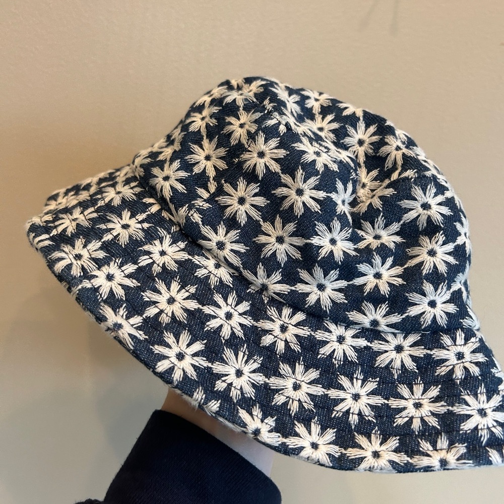 Blue Daisy Embroidered Bucket Hat